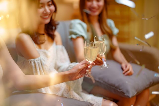 乾杯する女性3人
